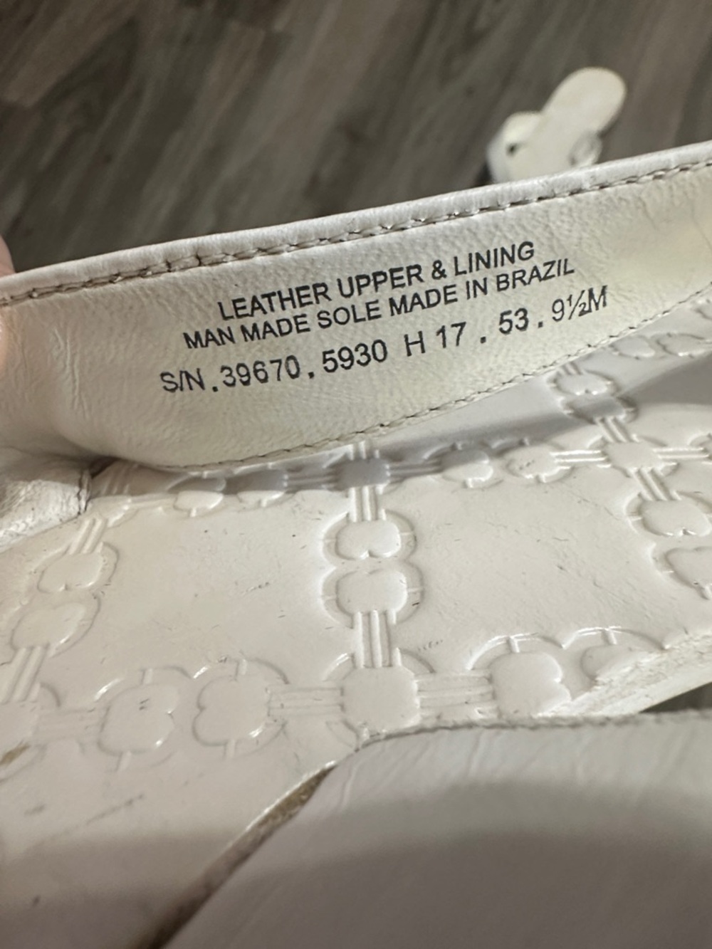 Tory Burch White Leather Logo Thong Sandals with Gold Emblem - Picture 2 of 11
